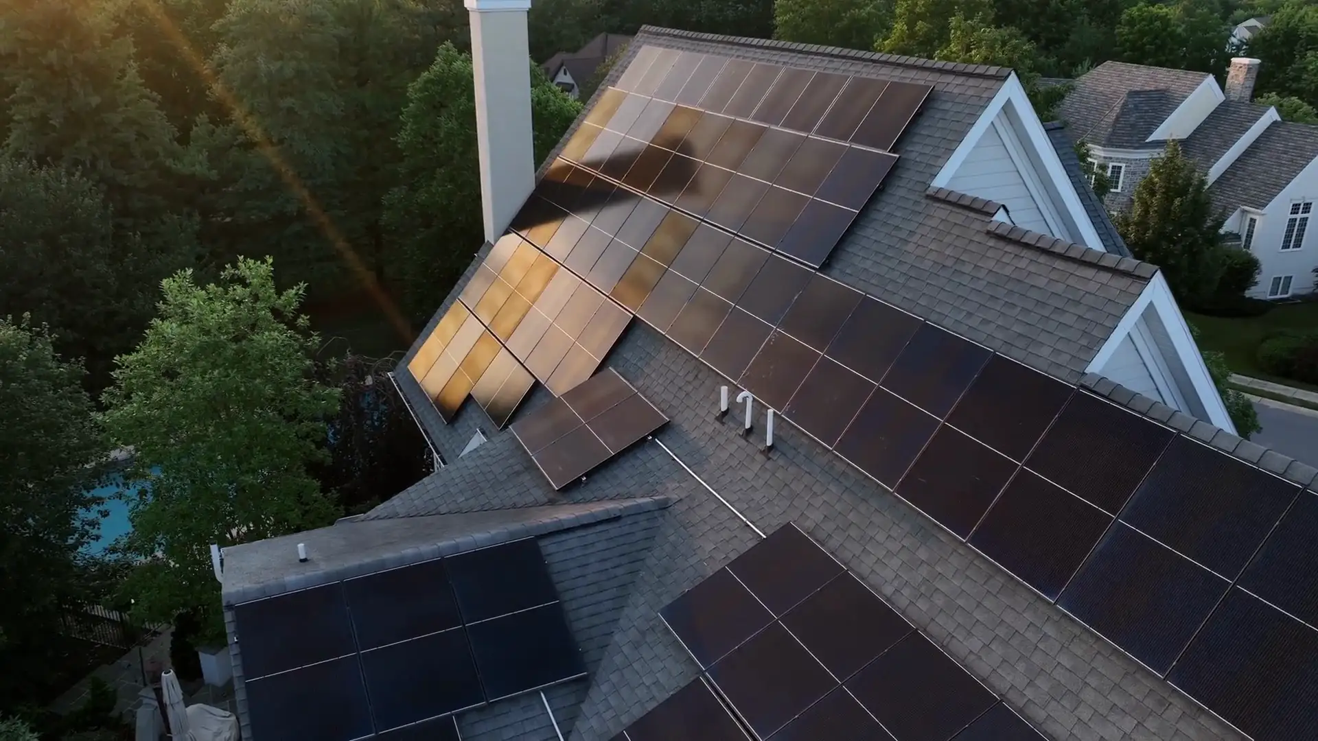Solarmodule auf einem Dach in NRW